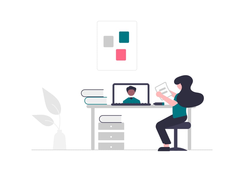 Femme qui travaille avec son ordinateur sur son bureau Femme qui travaille avec son ordinateur sur son bureau